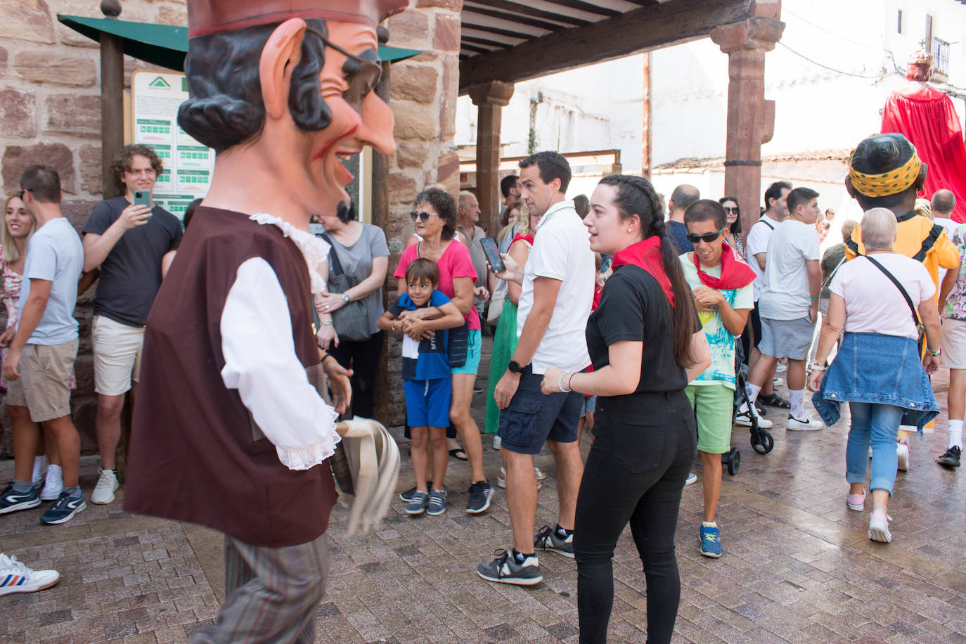 Fotos: Gigantes y cabezudos, protagonistas en Ezcaray