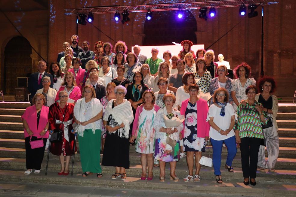 Las asociaciones de Mujeres de Alfaro (Adema) y Sociocultural de Amas de Casa de Alfaro compartieron el pregón de fiestas este viernes, que cerró el alcalde Julián Jiménez Velilla. 