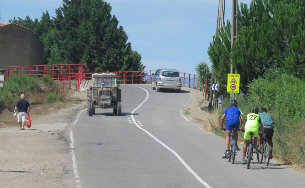 El proyecto busca dar un paso más seguro al puente sobre el ferrocarril para que cuente con aceras y una plataforma más amplia. 