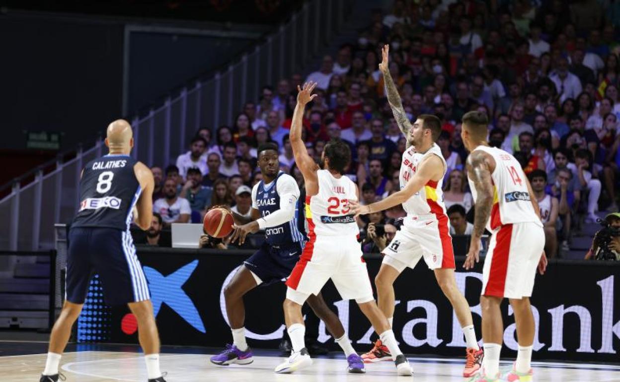 Sergio Llull y Juancho Hernángomez defienden una jugada de Grecia.