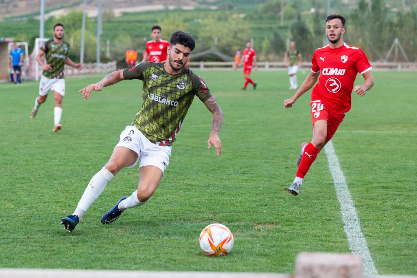 Monroy se prepara para golpear el esférico durante el último partido disputado por la SD Logroñés ante el Ebro en Las Viñas. 