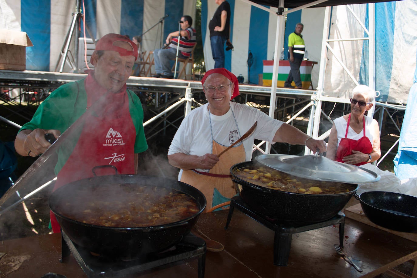 Fotos: Cuarenta cuadrillas en el Concurso de Calderetas de Ezcaray