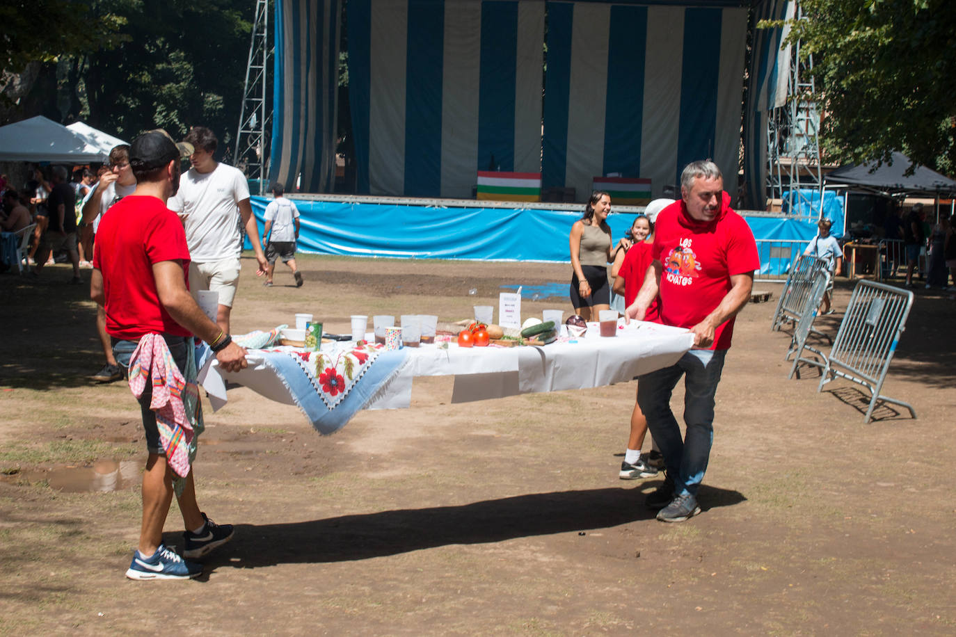 Fotos: Cuarenta cuadrillas en el Concurso de Calderetas de Ezcaray