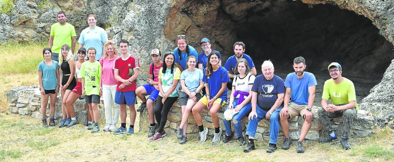 Participantes en el campo de trabajo, arqueólogos y monitores, junto a la alcaldesa de Aguilar el segundo día del campo de trabajo. 