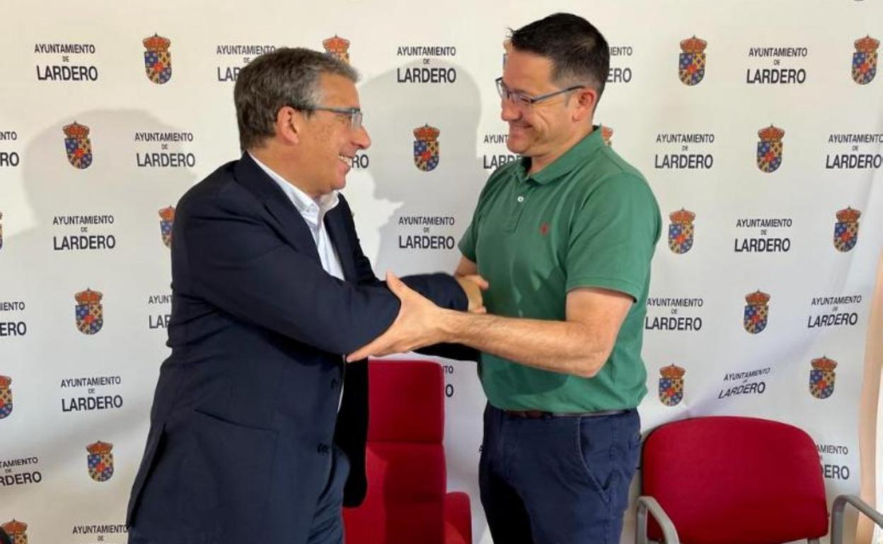 Pablo Rubio (PSOE) y Manuel Vallejo (PP) se dan la mano tras firmar el nuevo convenio de Servicios Sociales en el Ayuntamiento de Lardero. 