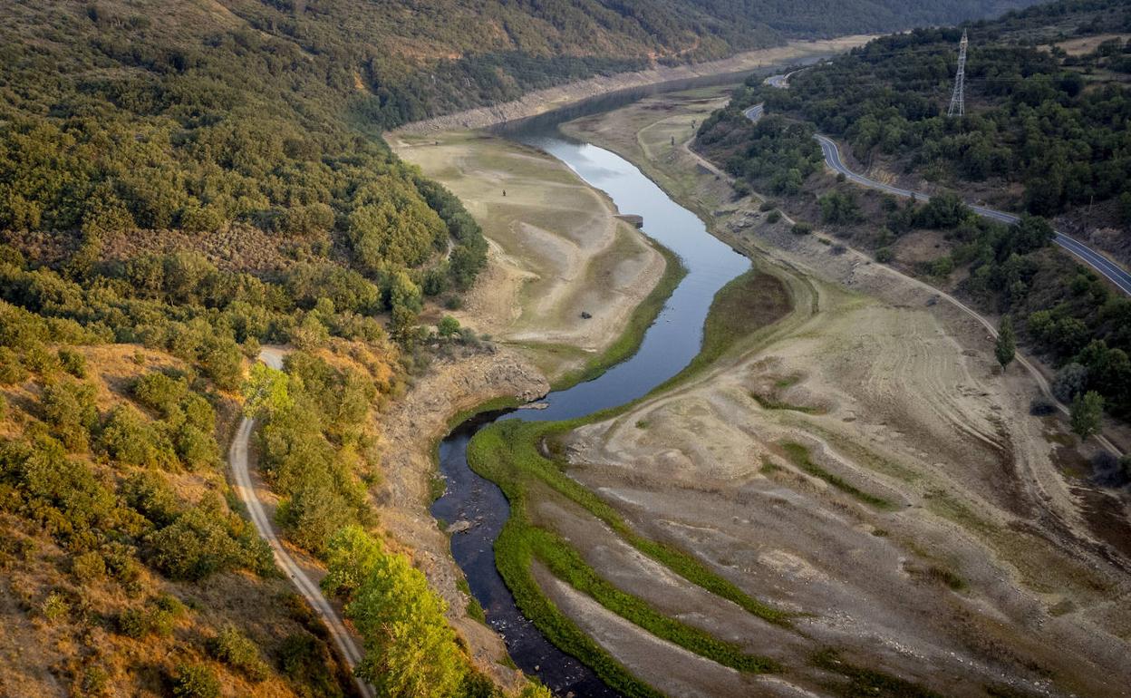 El cauce casi seco del río Camba en Orense, visto desde un dron.