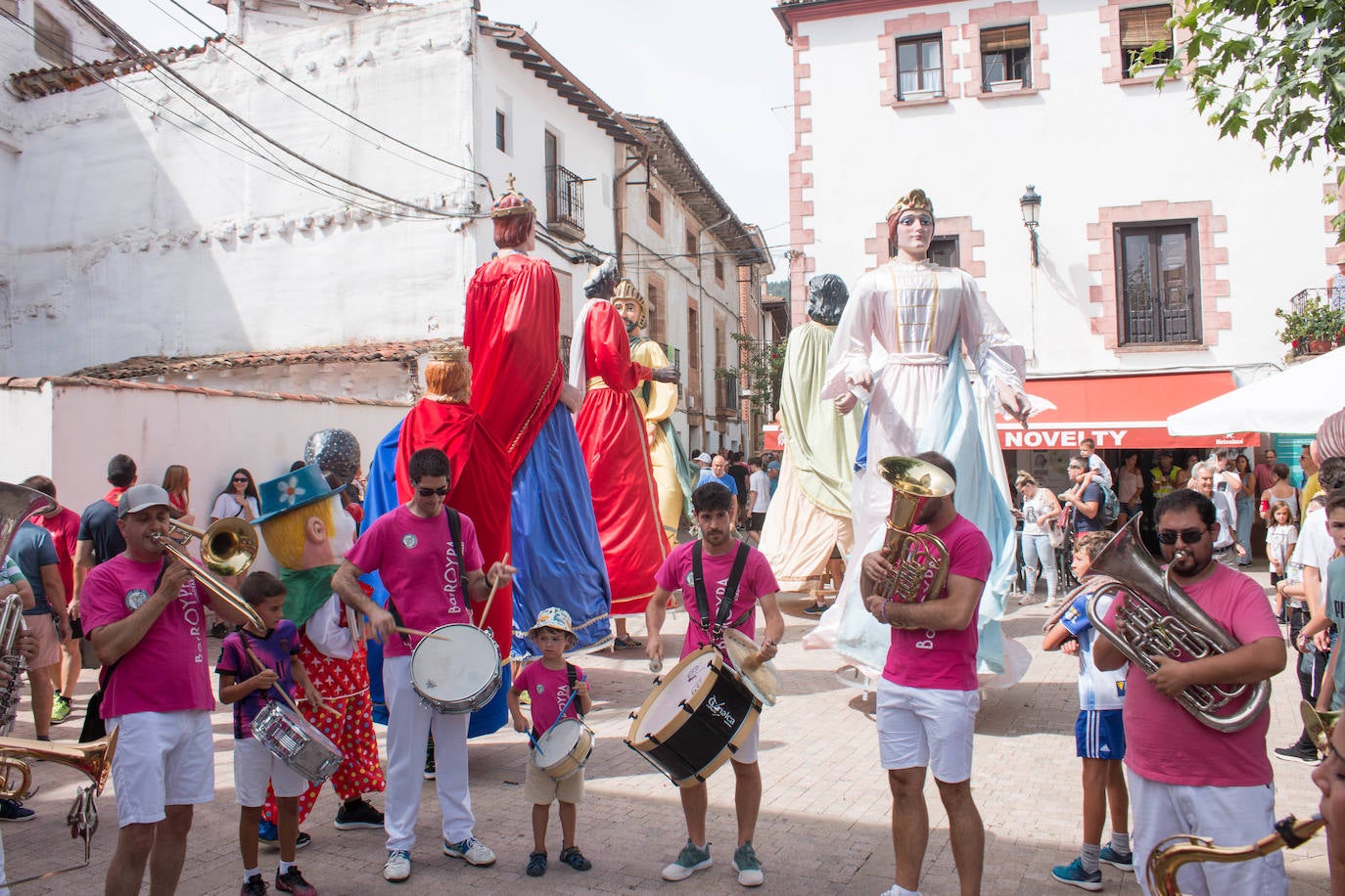 Fotos: Gigantes y cabezudos vuelven a tomar Ezcaray