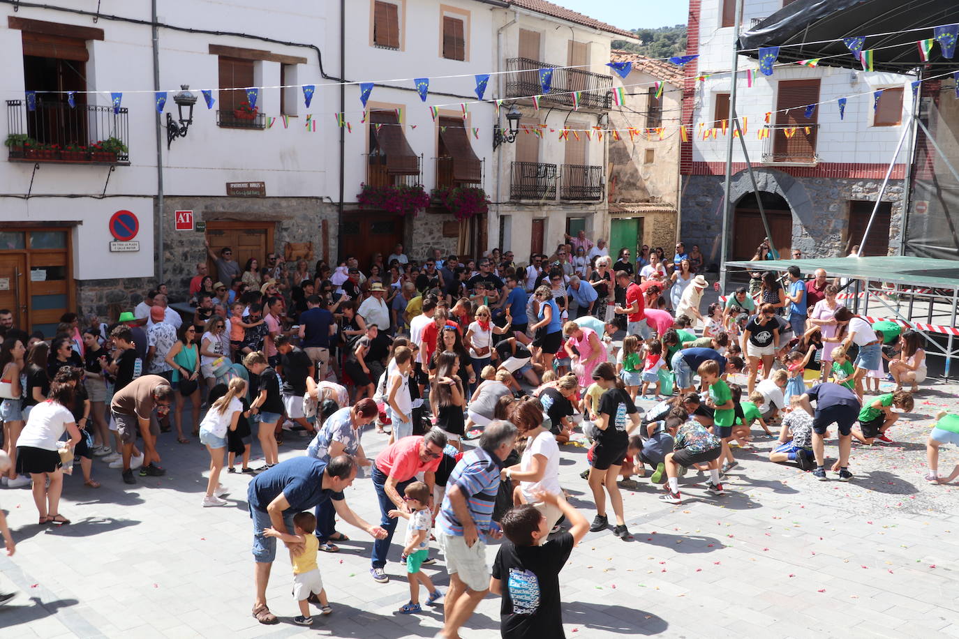 Fotos: Chupinazo de las fiestas de Enciso