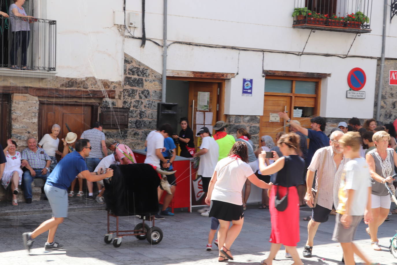 Fotos: Chupinazo de las fiestas de Enciso