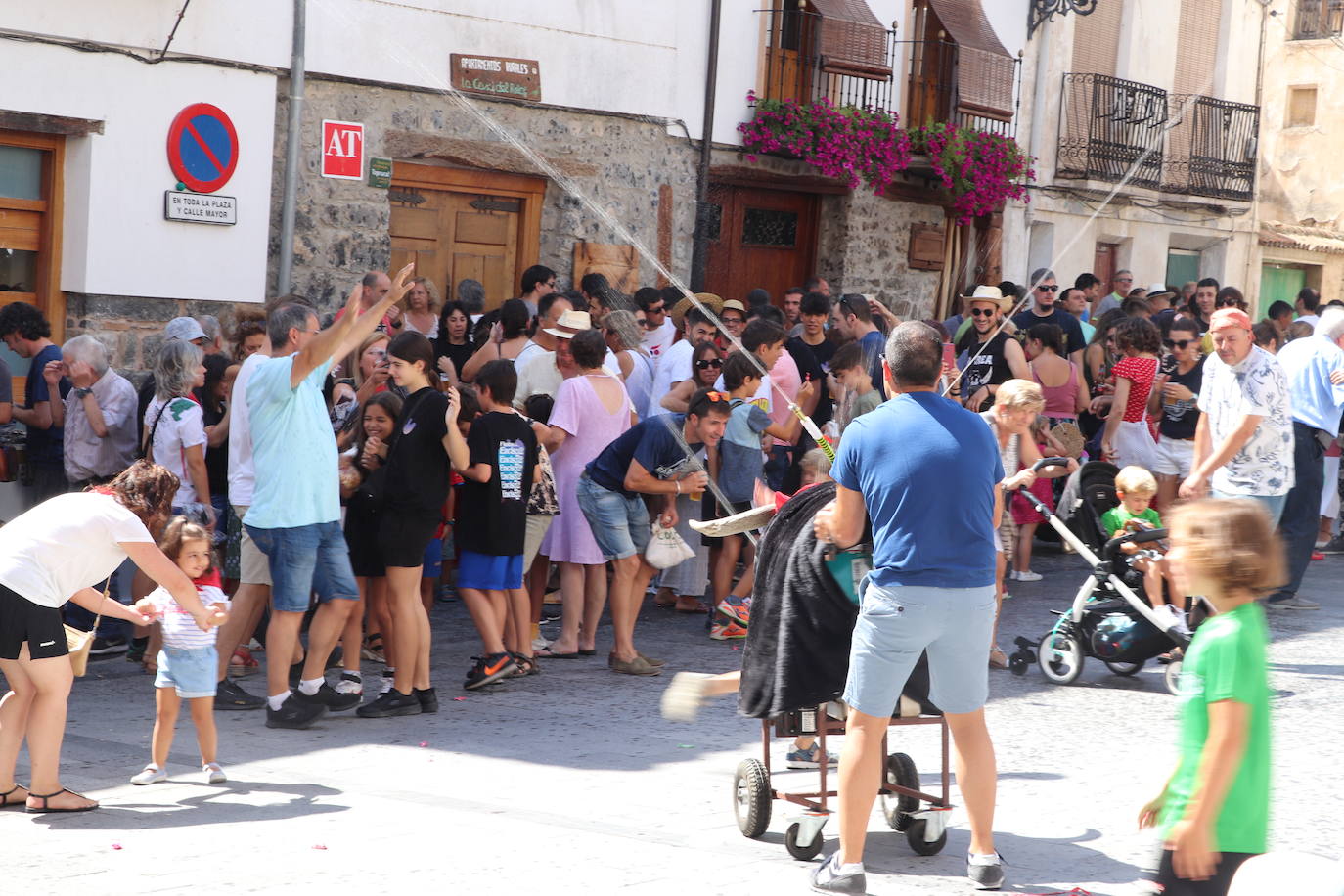 Fotos: Chupinazo de las fiestas de Enciso