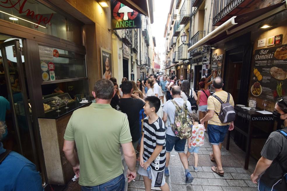 La calle Laurel de Logroño, ayer a la hora del vermú. 