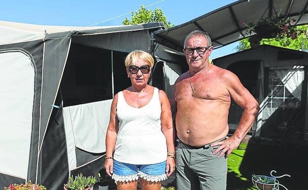 María Azucena y Fernando posan en el camping de Navarete. 