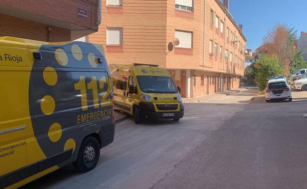 Ambiulancias y Guardia Civil en la zona de la urbanización donde ha ocurrido el suceso.