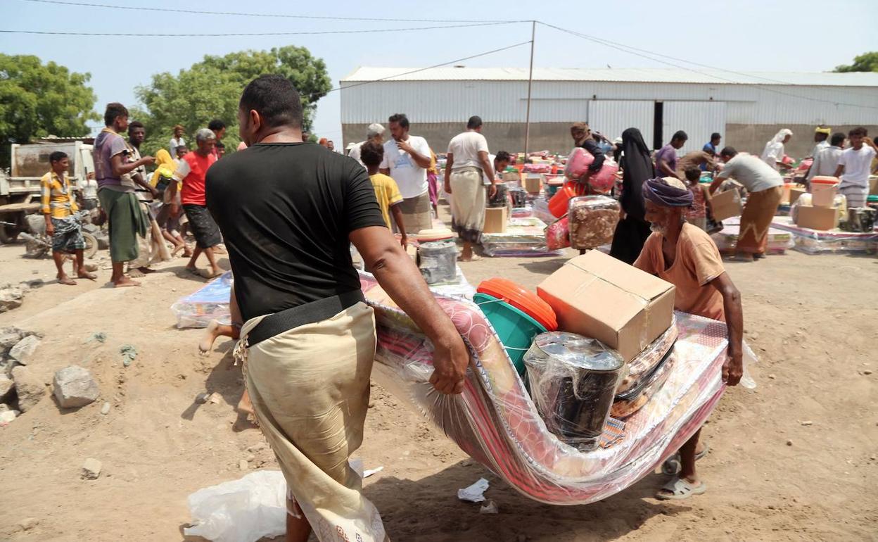 Numerosas familias se han visto obligadas a desplazarse por el temporal y reciben como ayuda tiendas de campaña y colchones, en la provincia de Hodeida.