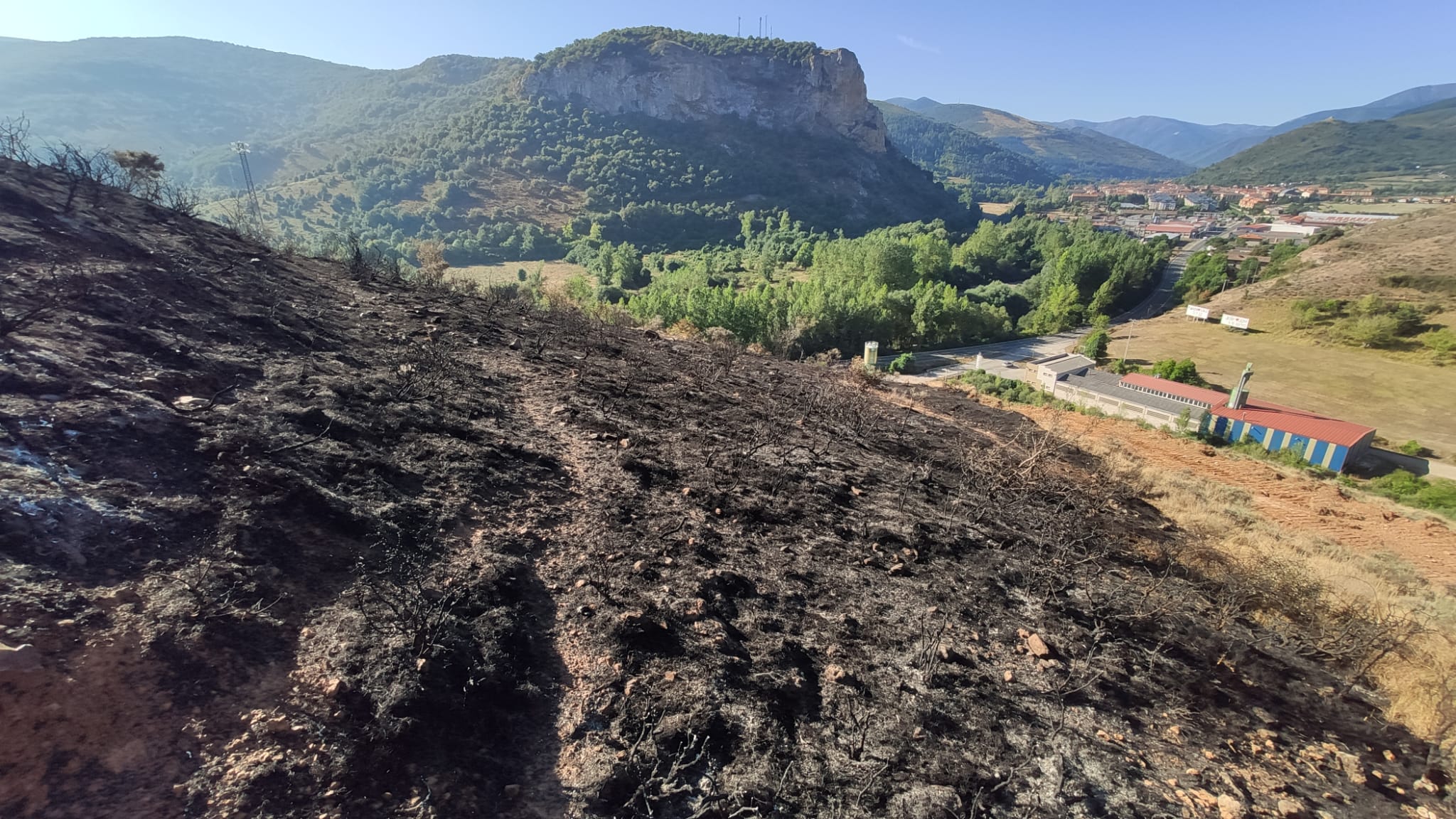 Imagen secundaria 1 - Así ha quedado la zona tras el incendio. 