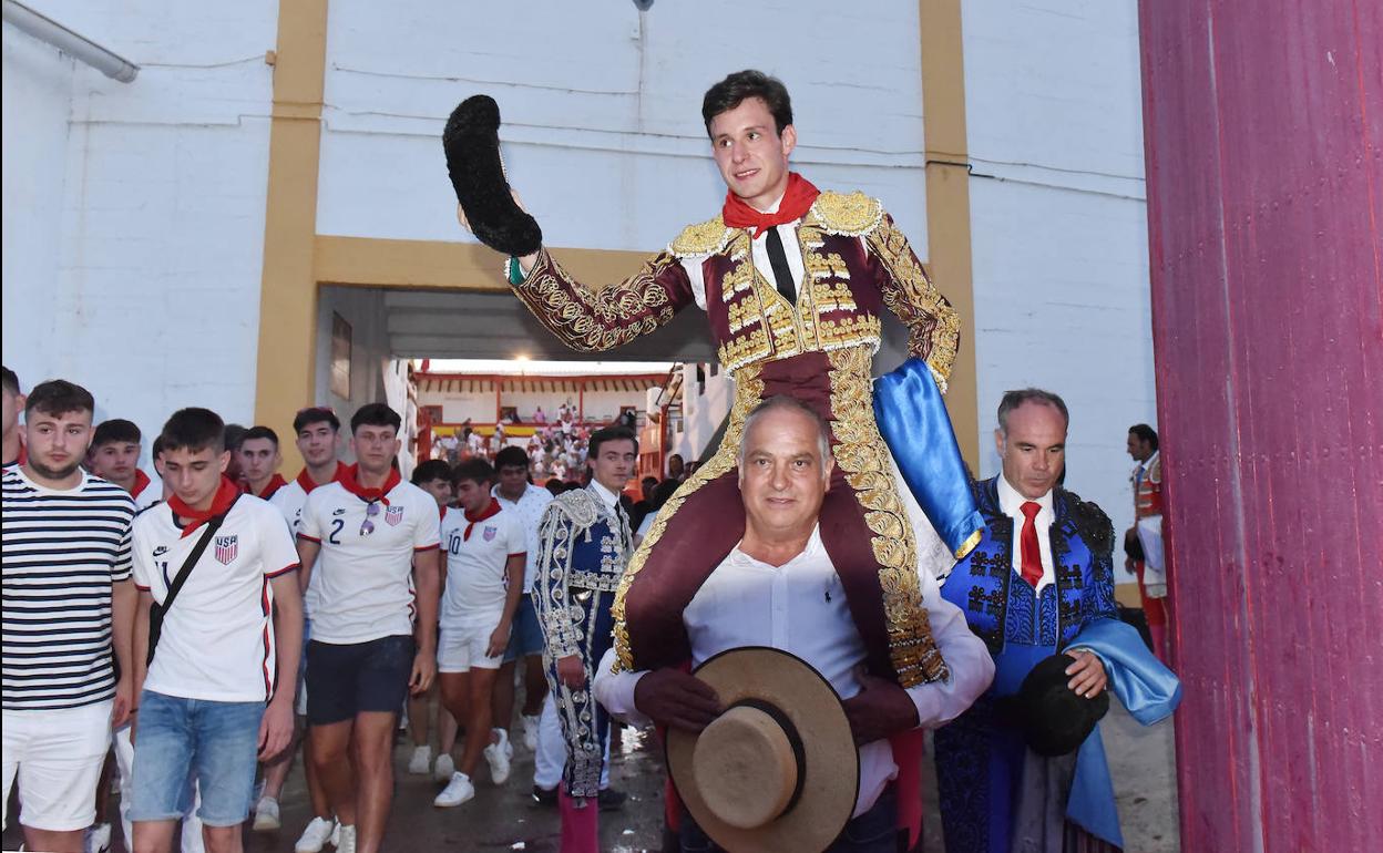 Fabio Jiménez sale a hombros de la plaza de Alfaro. 