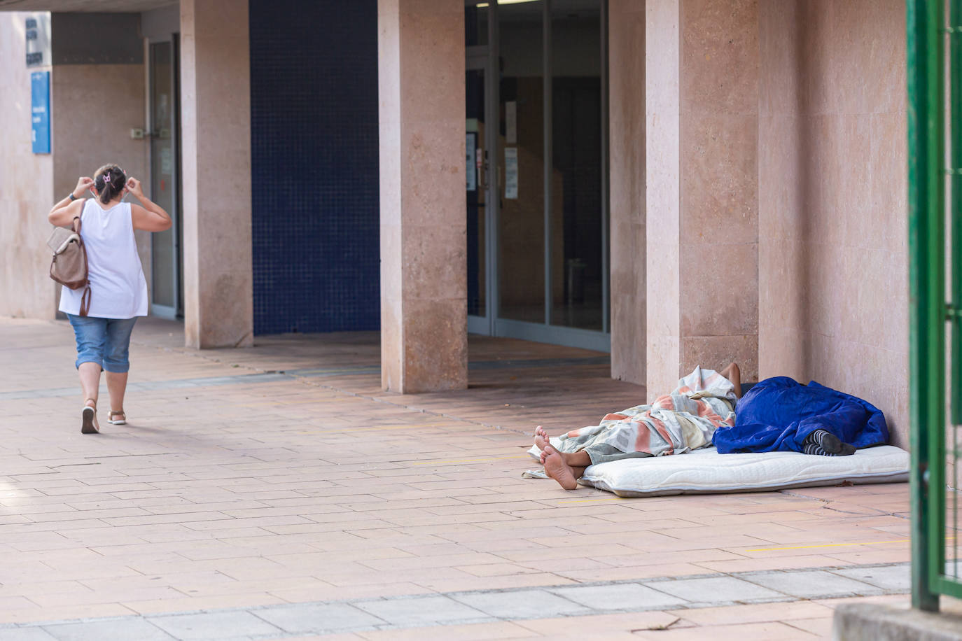 Fotos: Inquietud social y humanitaria por el estado de la Alhóndiga