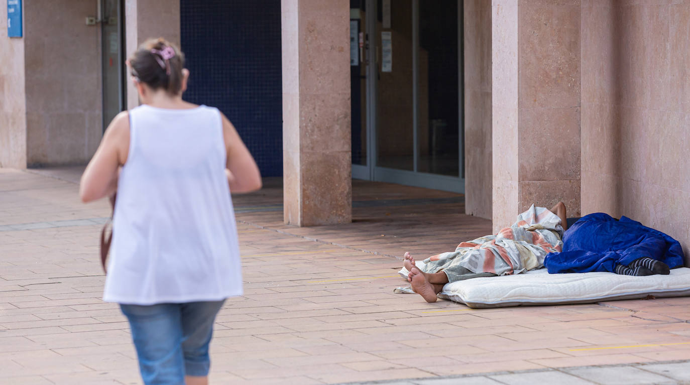 Fotos: Inquietud social y humanitaria por el estado de la Alhóndiga