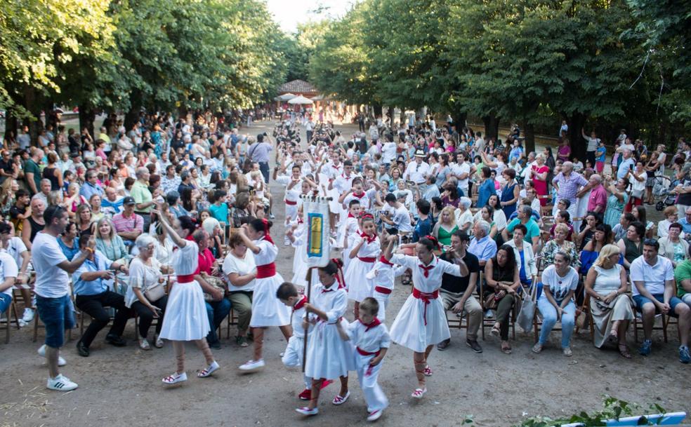 El grupo municipal de danzas de Ezcaray se dirige al escenario al inicio del festival celebrado ayer en el parque de Tenorio. 