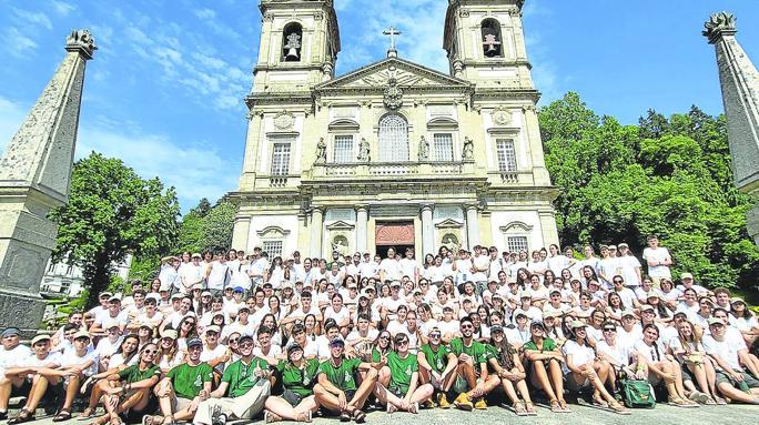 Foto de grupo de la expedición en el santuario portugués Bom Jesus do Monte, situado en la ciudad de Braga. 