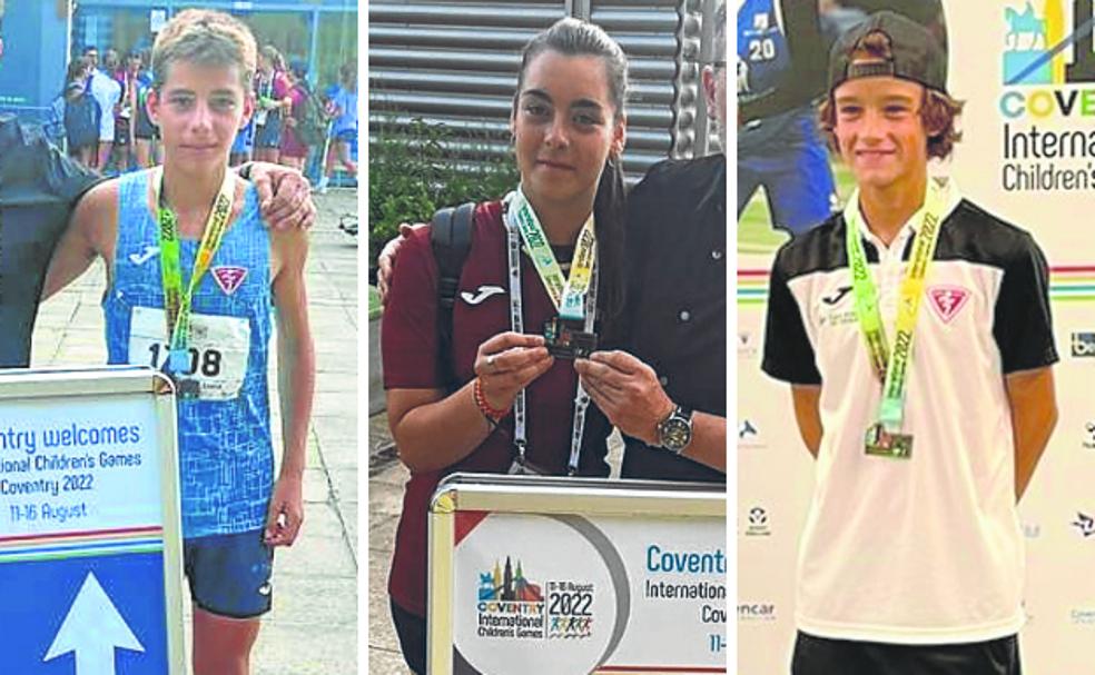 De izquierda a derecha: Miguel Monforte, Diana Mata y Martín Rodríguez con sus medallas . 