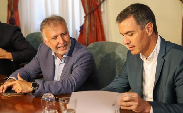 El presidente del Gobierno, Pedro Sánchez y el presidente de Canarias, Ángel Víctor Torres 