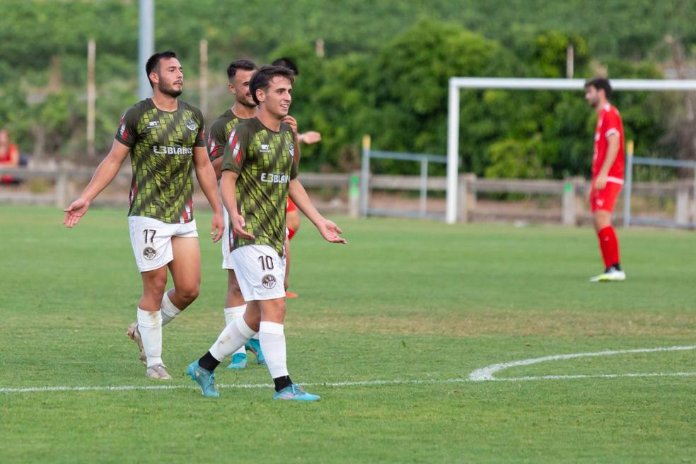 Los jugadores de la SD Logroñés en el partido disputado en Las Viñas contra el Ebro. 