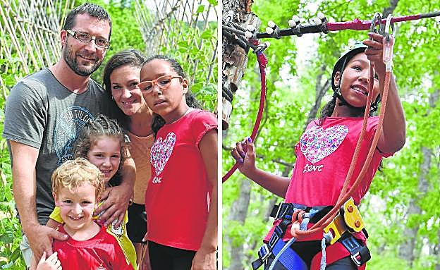 Aicha, con su familia de acogida, y difrutando de las actividades de Campo Activo. 