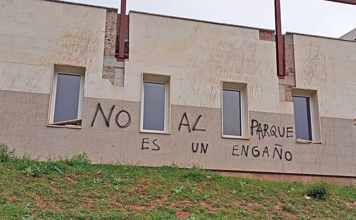 Pintada en Mansilla en contra del parque natural. 