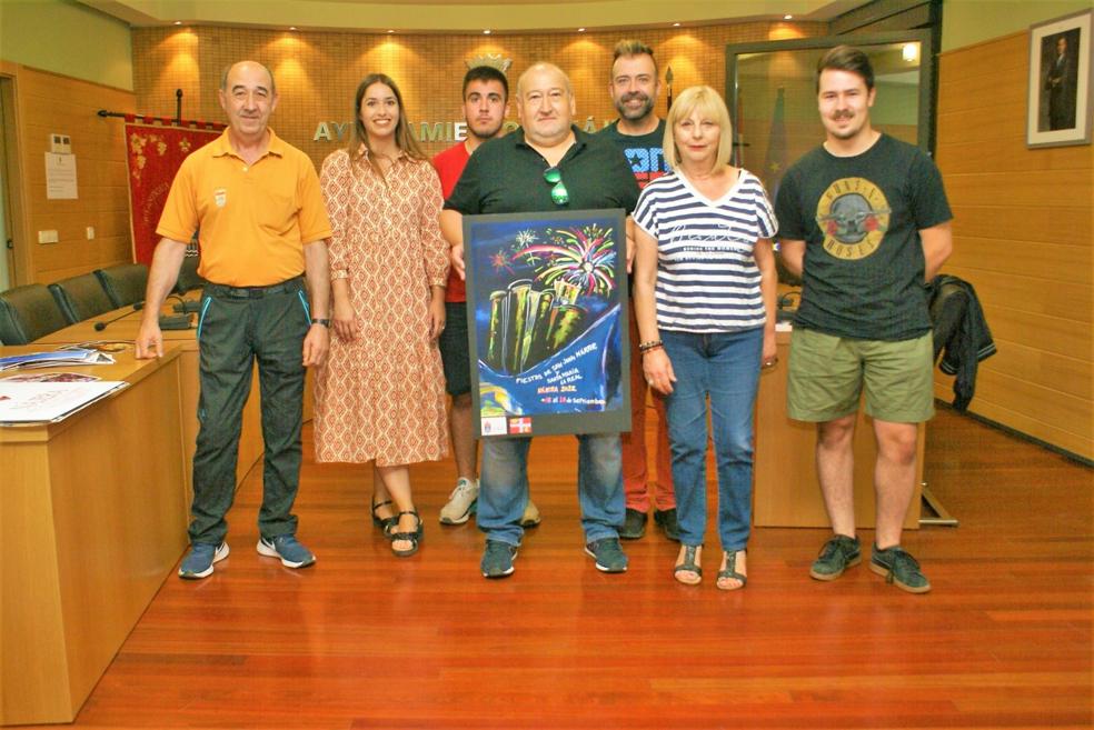 El jurado posa con el cartel seleccionado para anunciar las próximas fiestas de Nájera. 