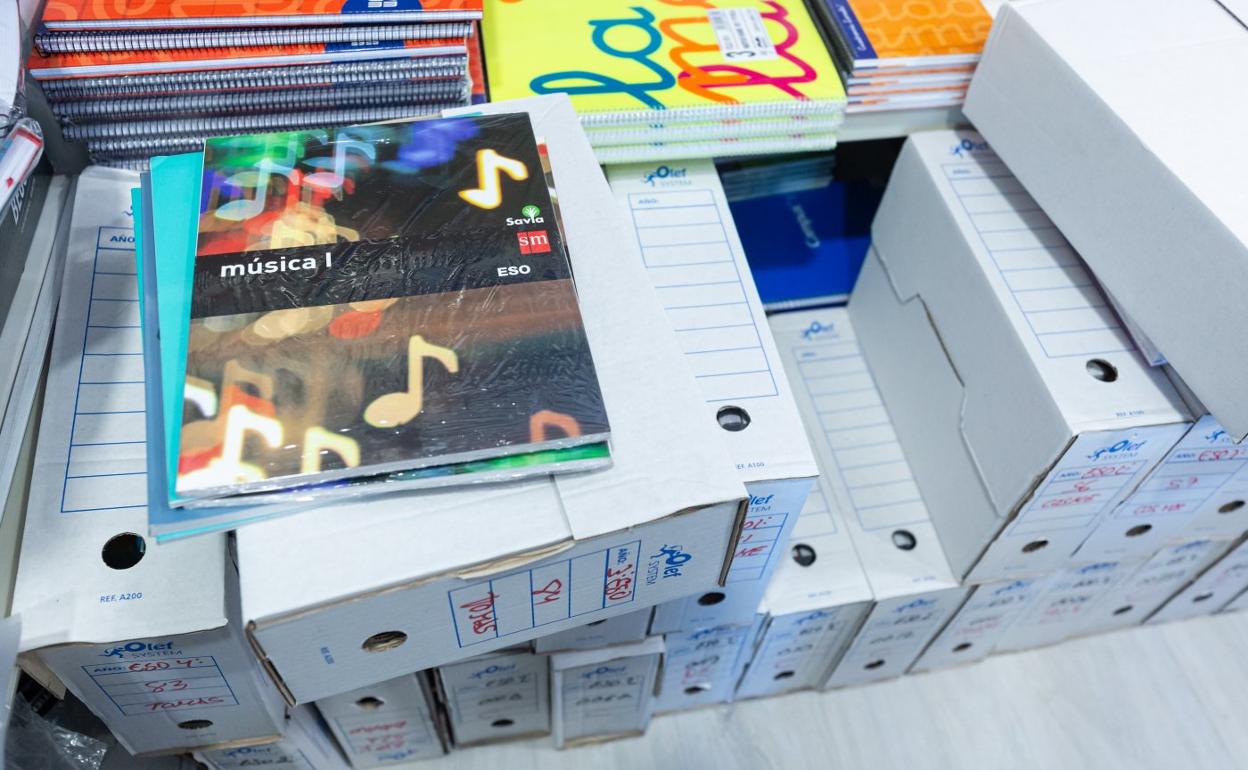 Paquetes de libros de texto y material escolar en una librería de la capital riojana. 