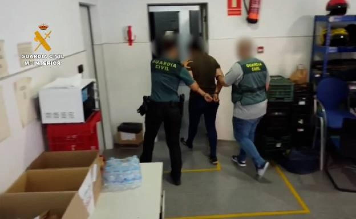 La mujer detenida por la Guardia Civil. 