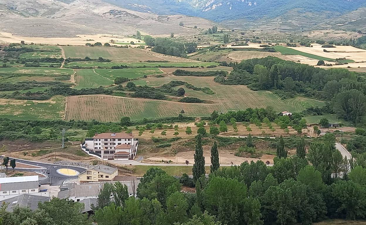 Panorámica del espacio donde se construirá la residencia, tras el cuartel de la Guardia Civil, en Fuente Taja. 