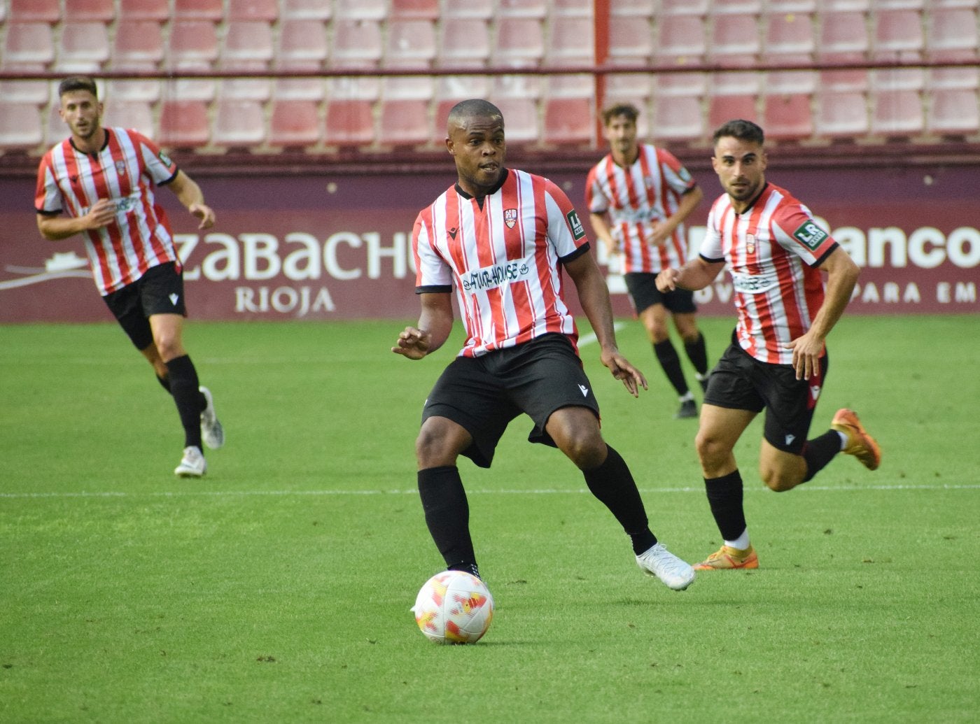 Vinicius Tanque conduce el balón en el partido de presentación en Las Gaunas de la UDL. 