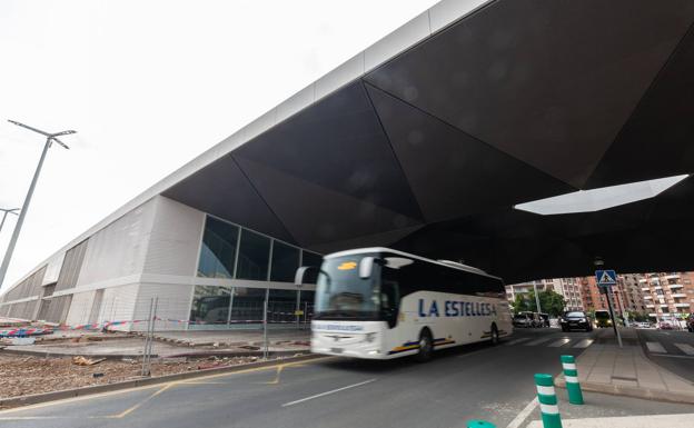 La suspensión de la licitación para la gestión de la estación de autobuses deja su apertura en el aire