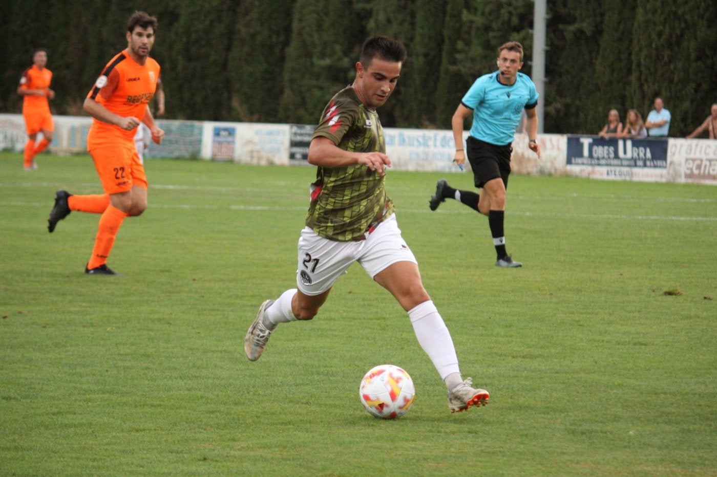 Cordovín conduce el balón en uno de los partidos de pretemporada. 