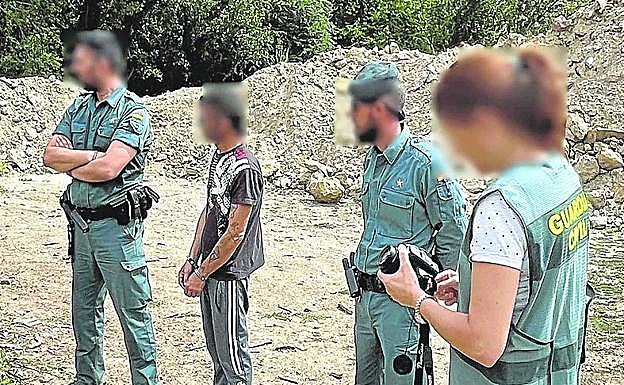 Uno de los detenidos con la Guardia Civil en Viniegra de Arriba. 
