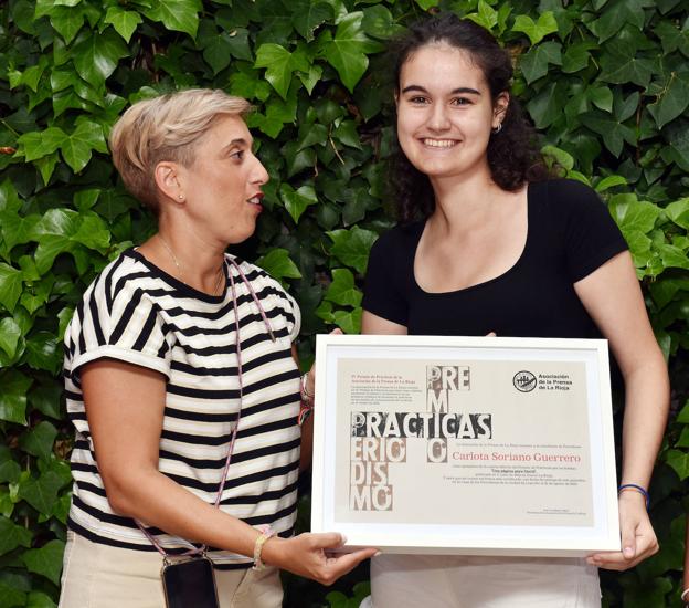 Carlota posa con el premio que le entregó Ana Castellanos. 