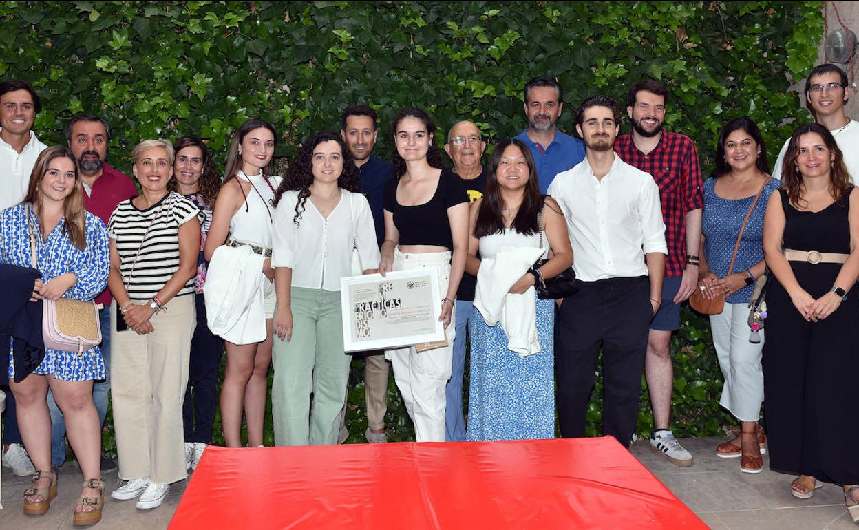 Los representantes de la Asociación de la Prensa de La Rioja y medios de comunicación posan junto a los estudiantes y la premiada. 