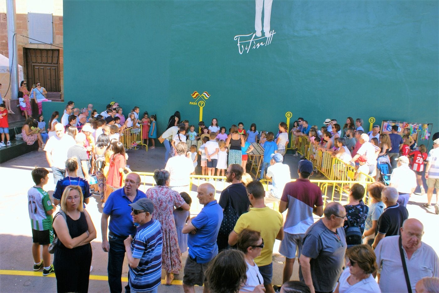 Numeroso público siguió durante todo su desarrollo el concurso de arrastre de latas por los caracoles presentados por los niños. 