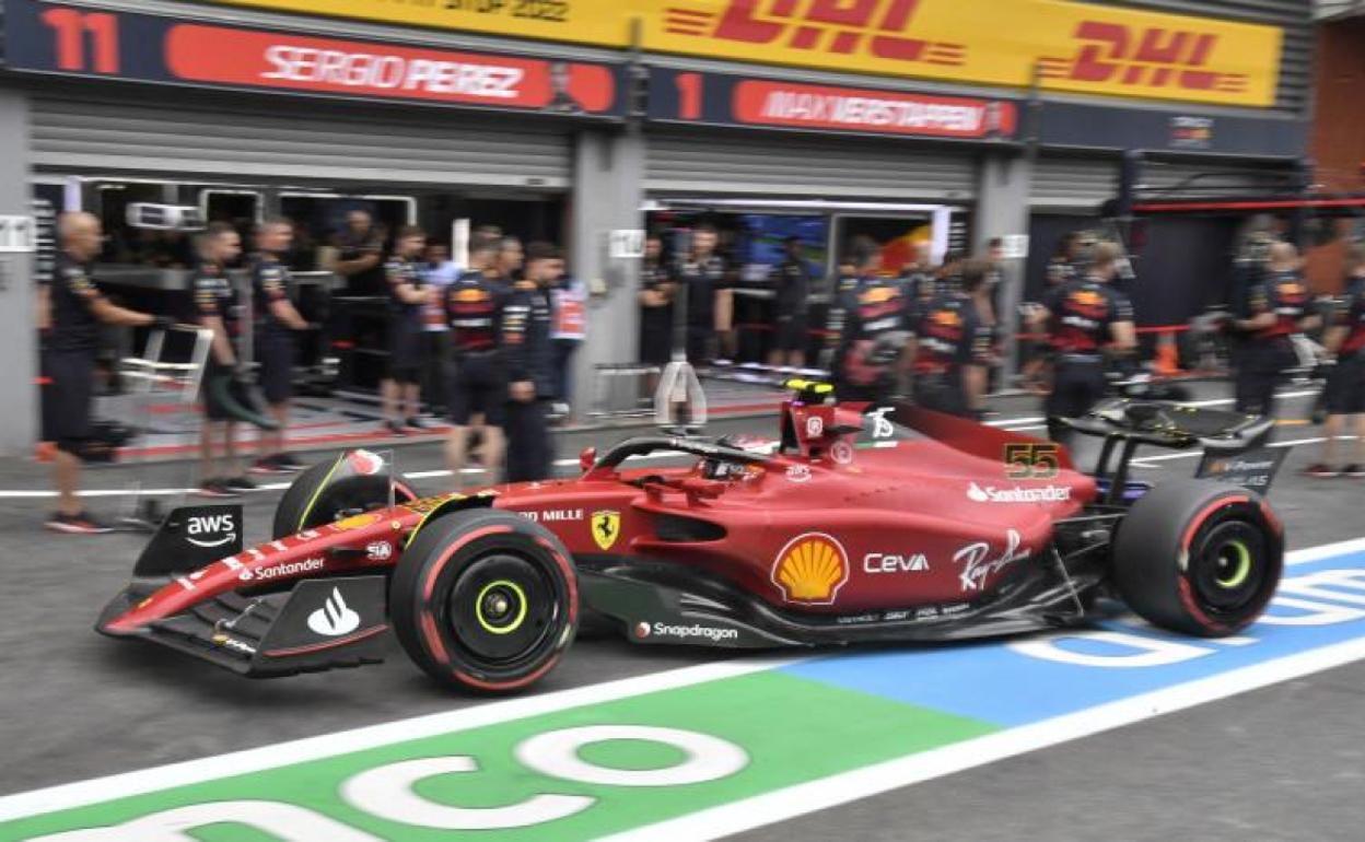 Carlos Sainz llega al box de Ferrari en el trazado de Spa-Francorchamps. 