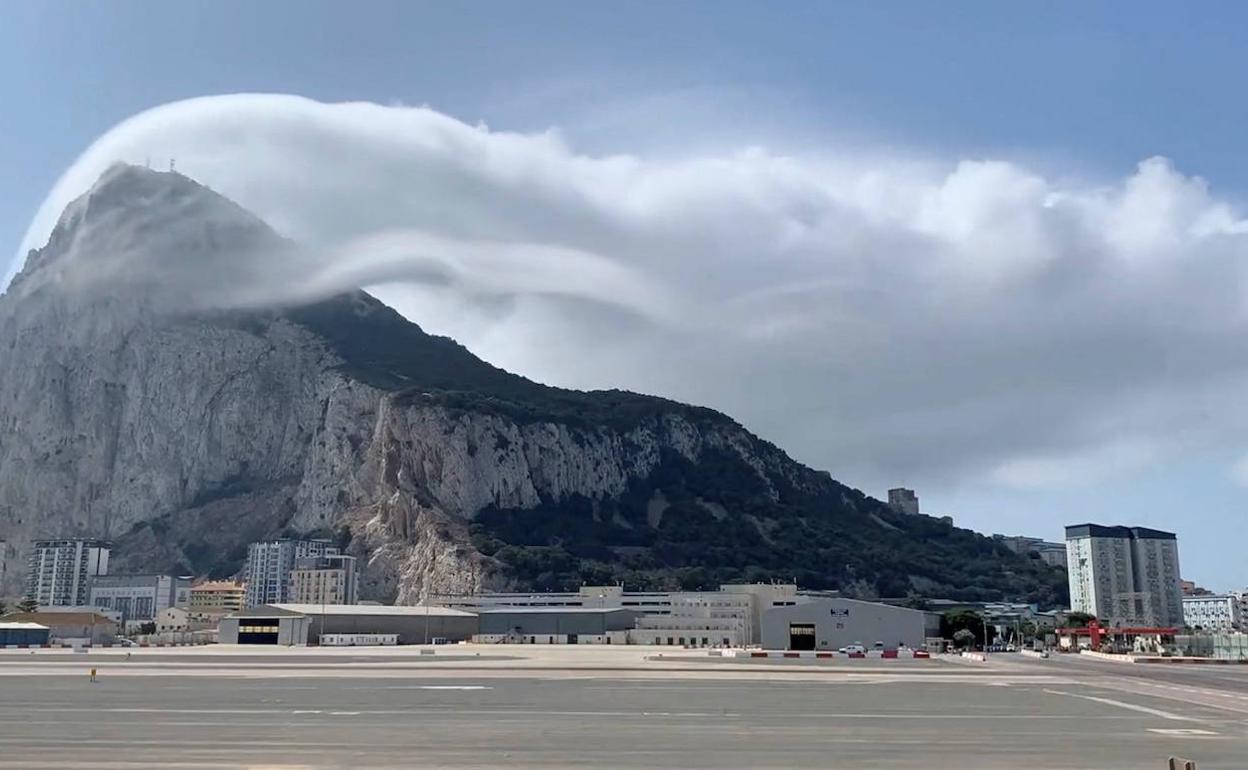 Punto de acceso a Gibraltar a través del aeropuerto y al fondo una imagen del Peñón el pasado 24 de agosto.