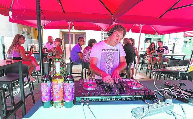 Lugg DJ durante la sesión en la calle San Agustín.