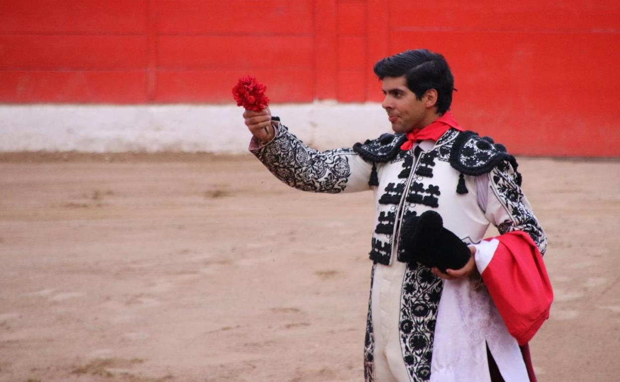 Arturo Cartagena saluda ayer a la plaza. 