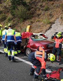 Imagen secundaria 2 - Un herido al chocar un coche y un camión en Haro