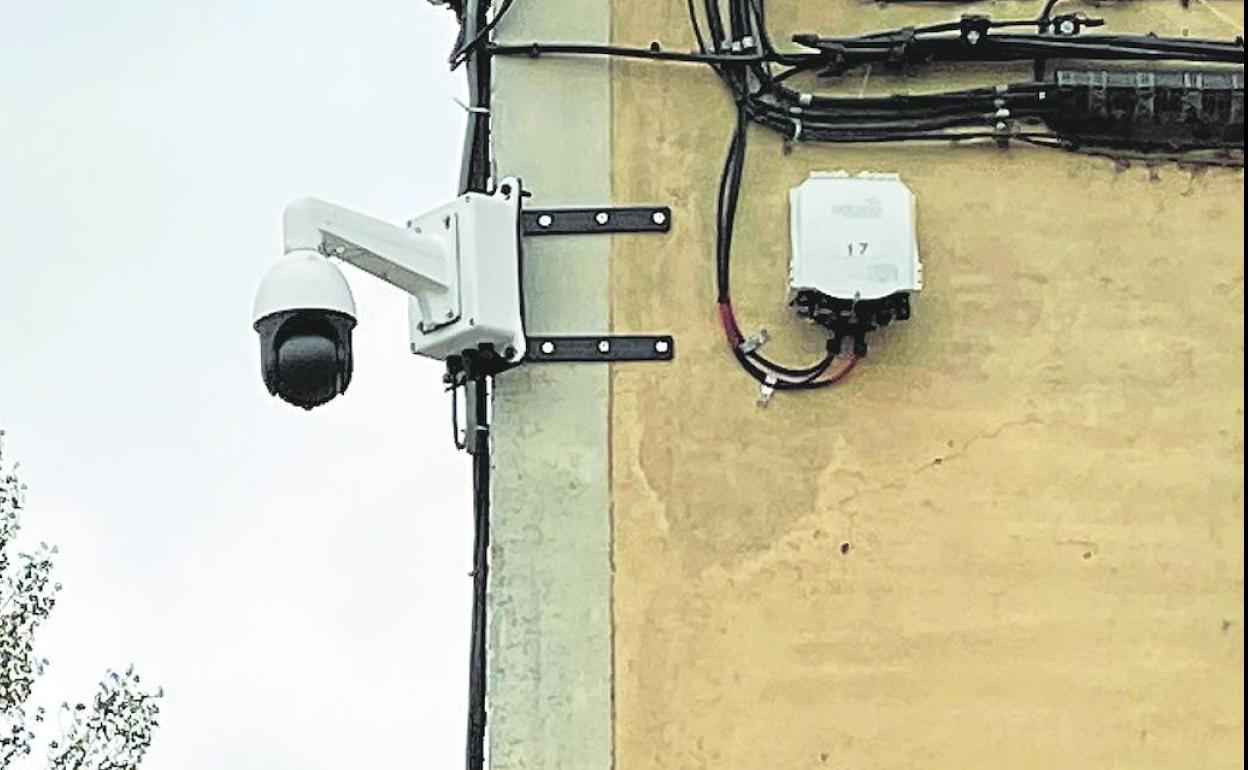 Detalle del sistema de videovigilancia instalado en la calle Mayor de Cihuri. 