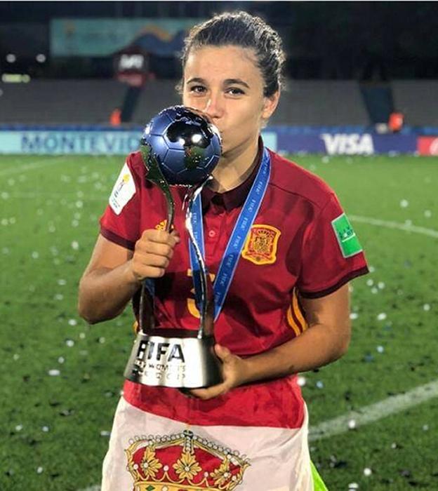 Primer Mundial. La defensa riojana besa el trofeo conseguido en Uruguay en 2018. 