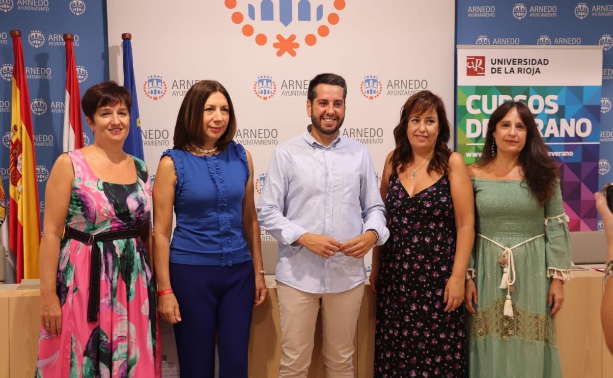 Ana Isabel Pascual, Fabiola Portillo, Javier García, Chus Zapata y Minerva Sáenz presentaron ayer el programa de los Cursos de Verano. 