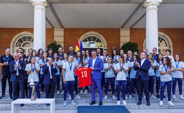 Ana Tejada entrega a Pedro Sánchez la camiseta de la selección