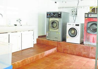 Imagen secundaria 1 - La amplia sala de planchado está lista para recibir encargos. Abajo, lavandería del convento, con capacidad para realizar más trabajo. El regato facilita el riego para el huerto del convento. 